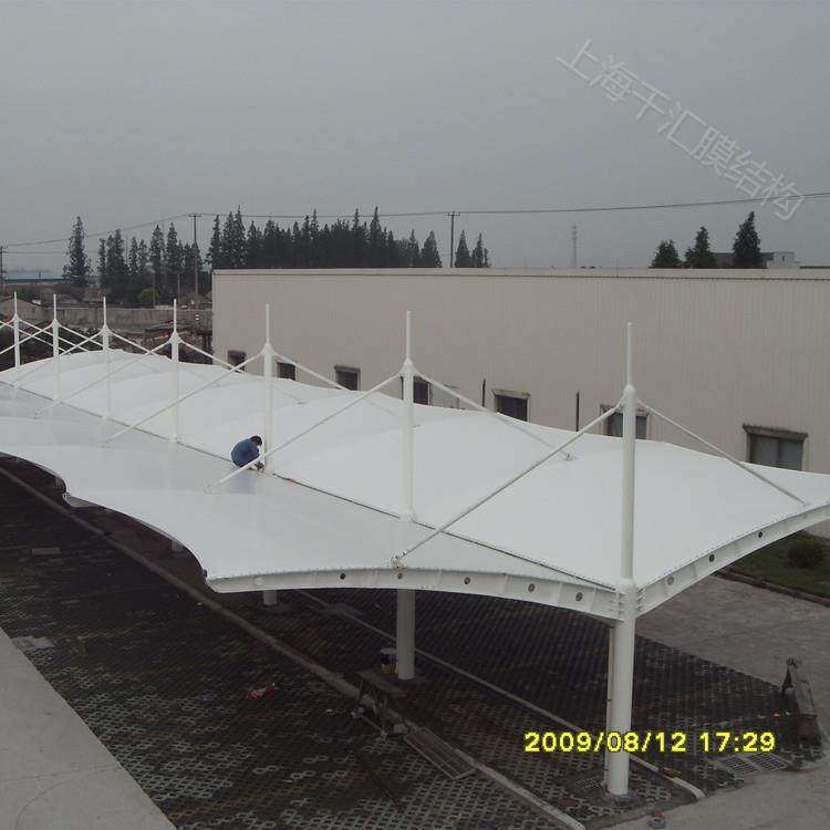 热销膜结构双开停车棚景观张拉膜汽车篷遮阳雨蓬价格优惠