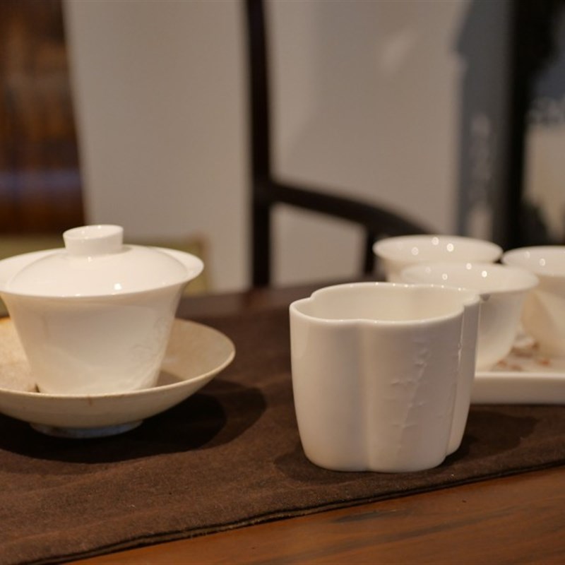 90年代台定德化白瓷 葵口公w道杯分茶器 明刻梅花竹子松工夫茶席