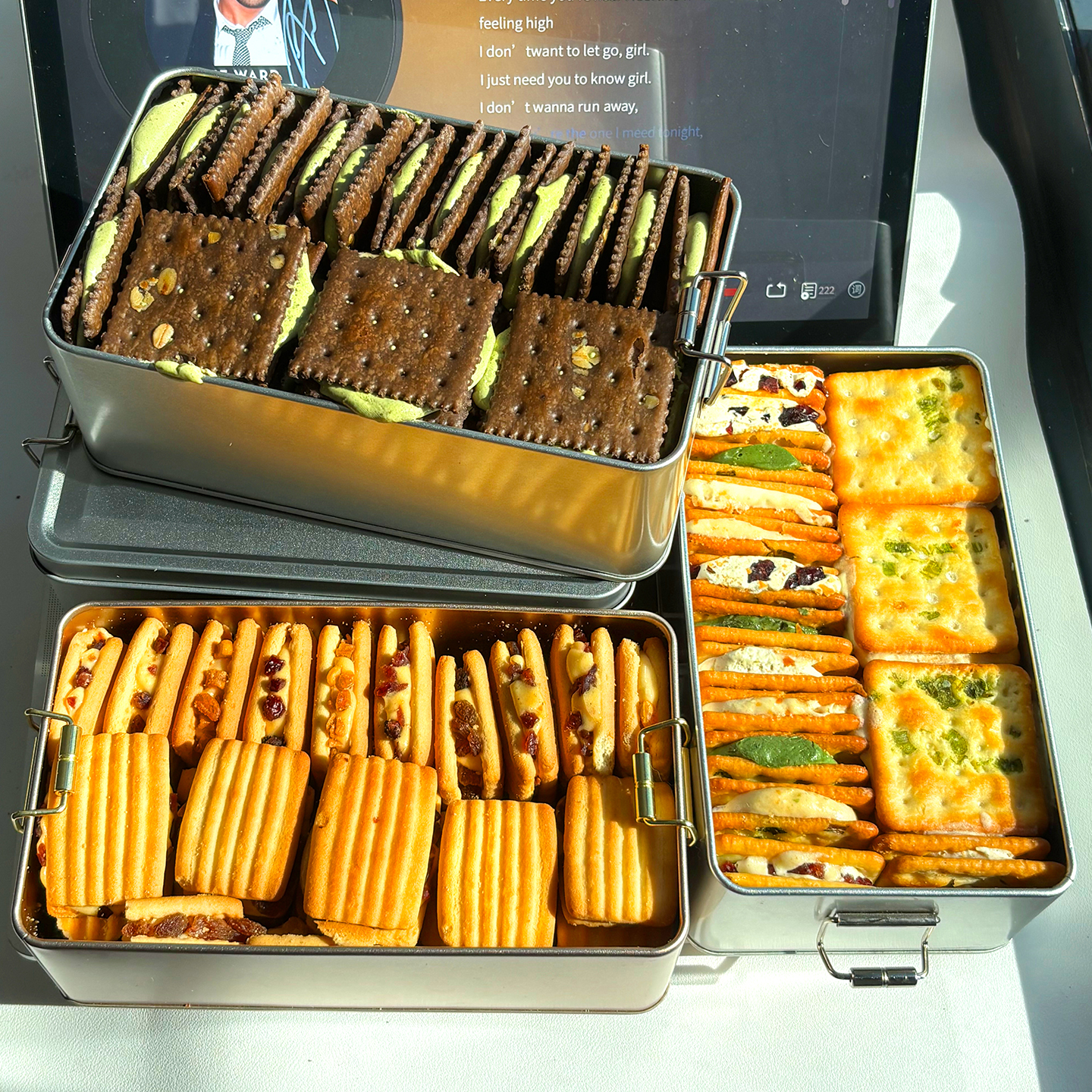 甜度刚刚好！可可开心果酱牛轧夹心饼干牛扎饼手工铁盒休闲小零食