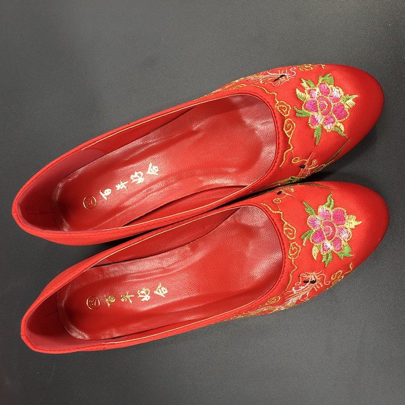 结婚传统新娘出嫁用品配龙凤褂禾服出嫁中式龙凤绣花红鞋女家嫁妆