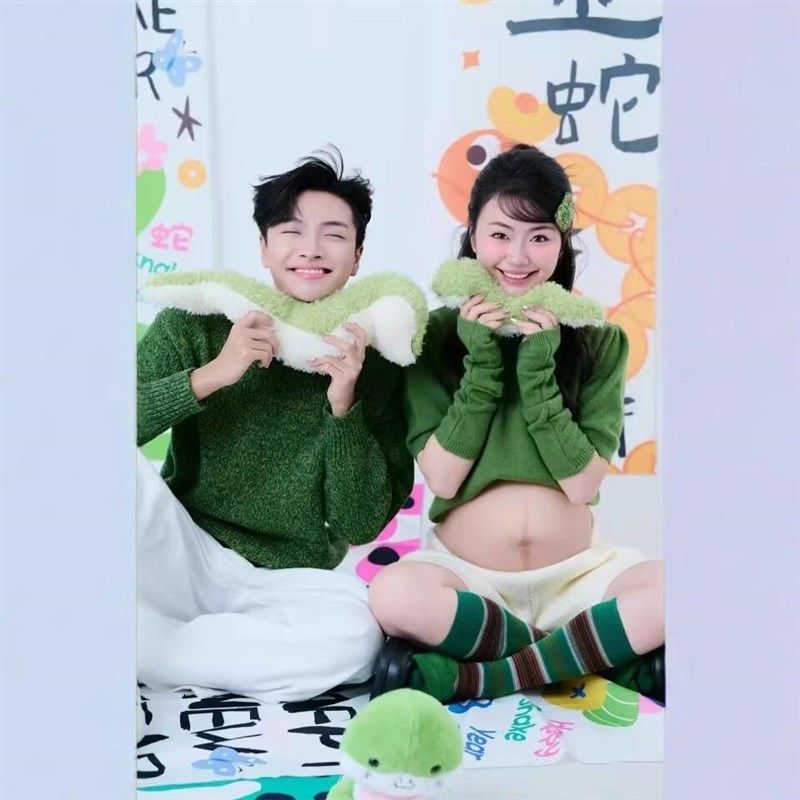 蛇年影楼新款孕妇新年情侣拍照绿色针织毛衣情侣艺术室内摄影服装