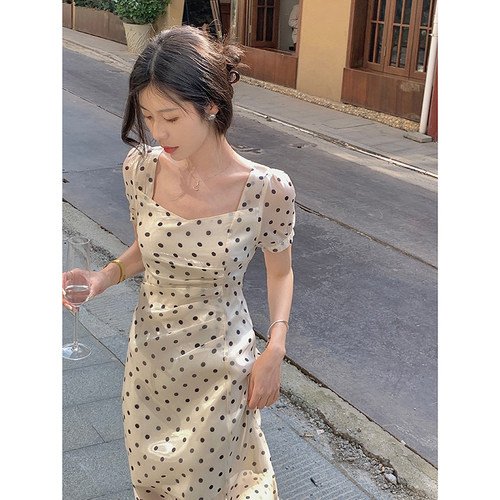 2024高级感法式方领波点连衣裙子气质修身梨形身材显瘦长裙女夏季