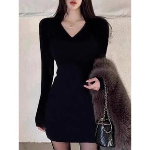 黑色v领包臀连衣裙女2024秋冬辣妹修身后妈裙配大衣内搭打底短裙