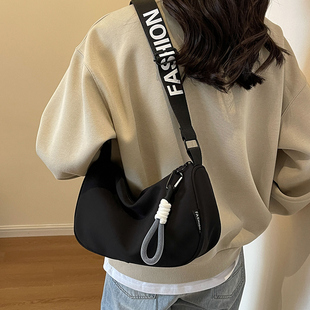 休闲帆布包包女式2024新款潮时尚百搭单肩斜挎包高级感女包枕头包