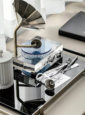 简约现代样板间卧室飘s窗组合摆件水晶留声机茶几搭配饰品