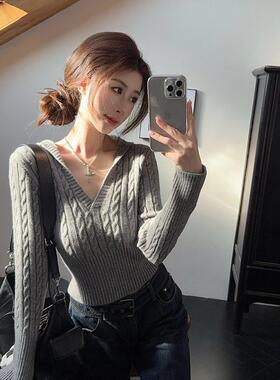 推荐韩系高级感红色麻花连帽针织衫女秋季慵懒风v领正肩收腰短款