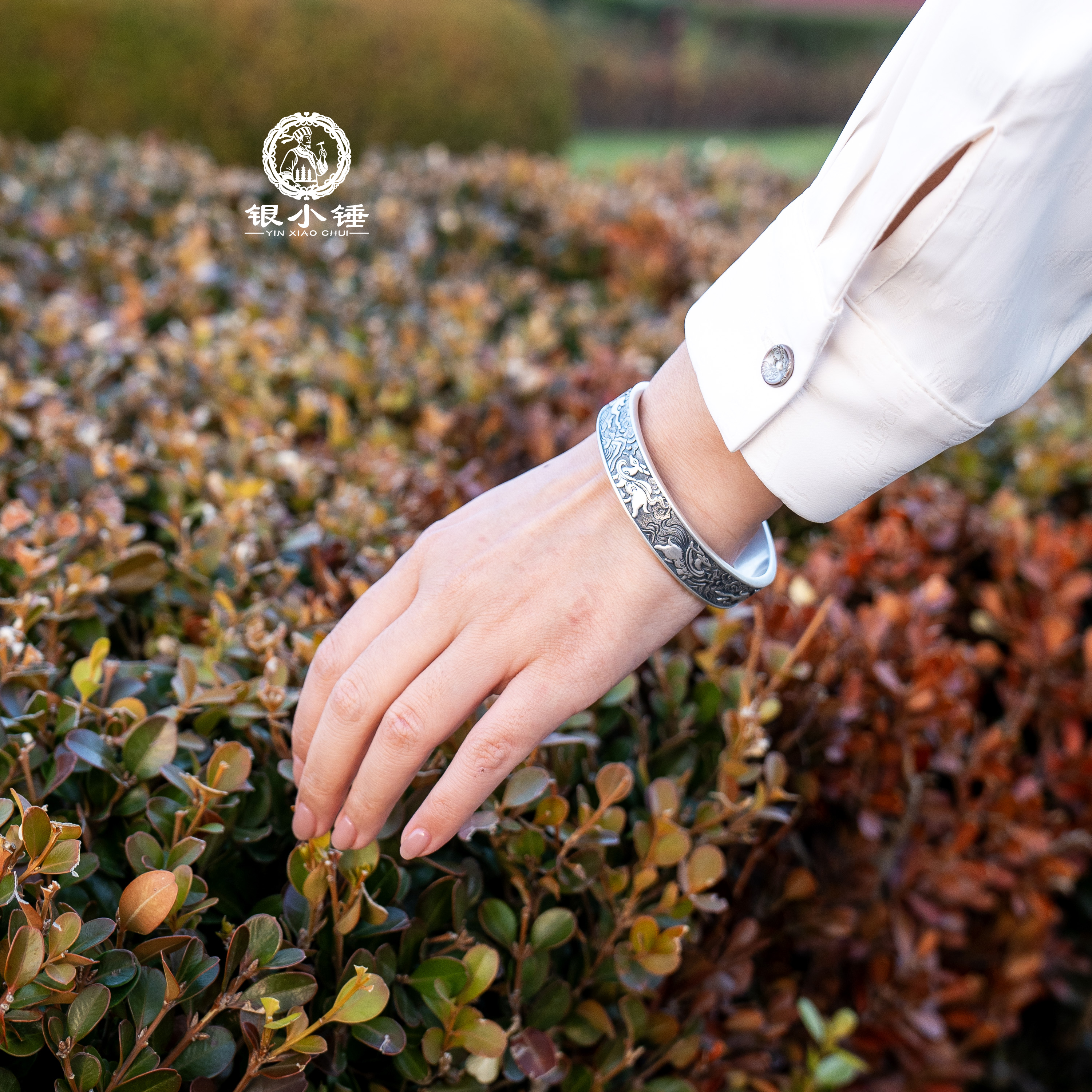 纯手工錾刻九色鹿开999足银手镯