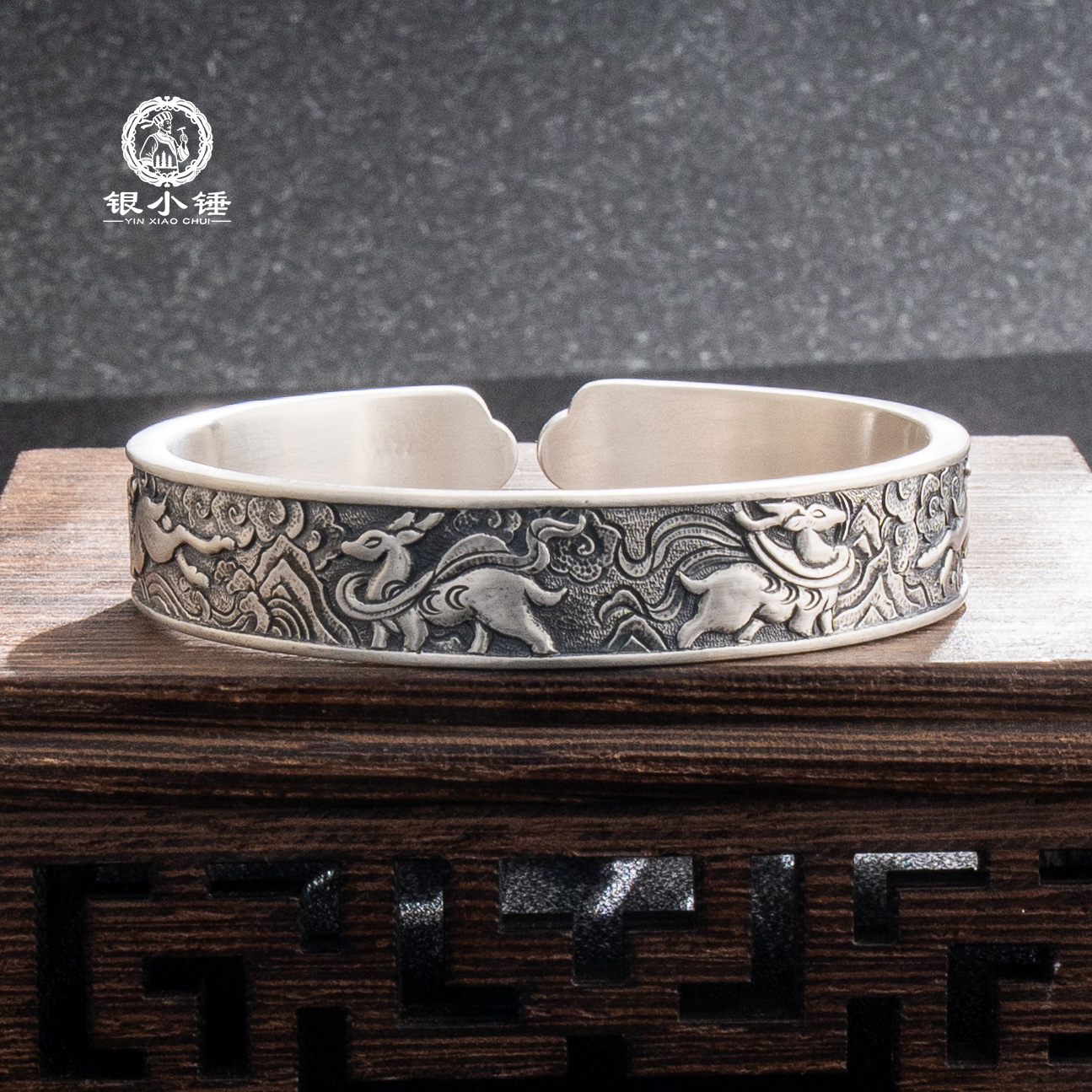 錾刻复古开口九色鹿999足银手镯