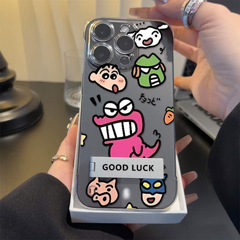 恐龙小新适用iPhone15可爱高级感硬14plus手机壳带支架苹果16无边框13ProMax超薄oppok12透明卡通小米17ULTRA