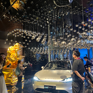 商业空间展厅定制机械矩阵升降不锈钢圆球灯互动动态三维悬挂水滴