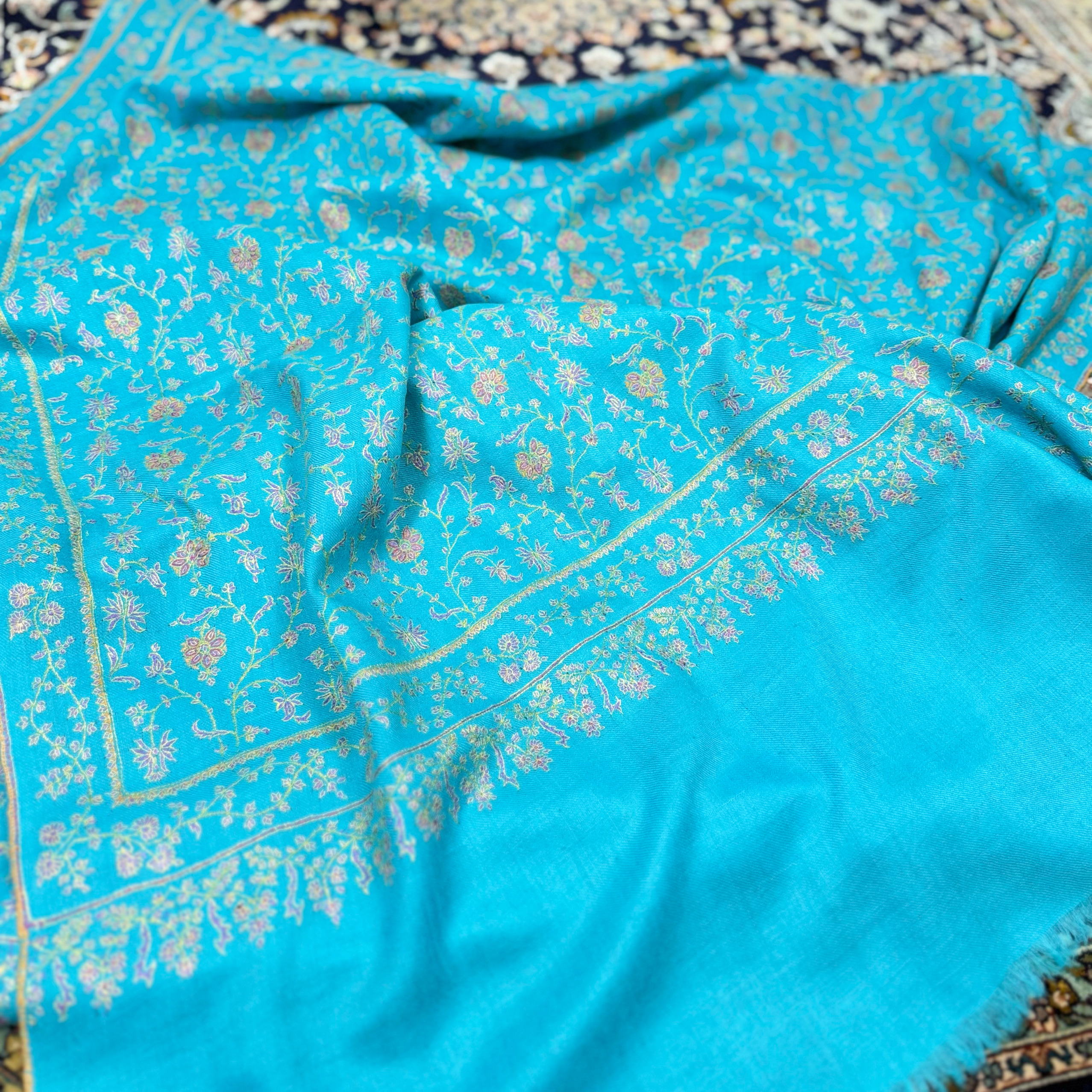 湖蓝色藤蔓刺绣克什米尔手工披肩围巾