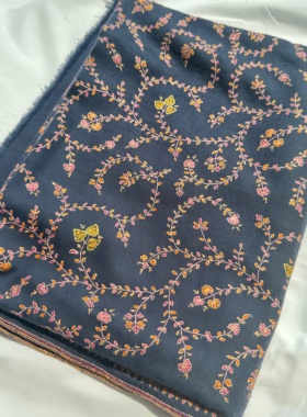 QR认证藤蔓绣棉线刺绣蓝色底绒克什米尔手工披肩