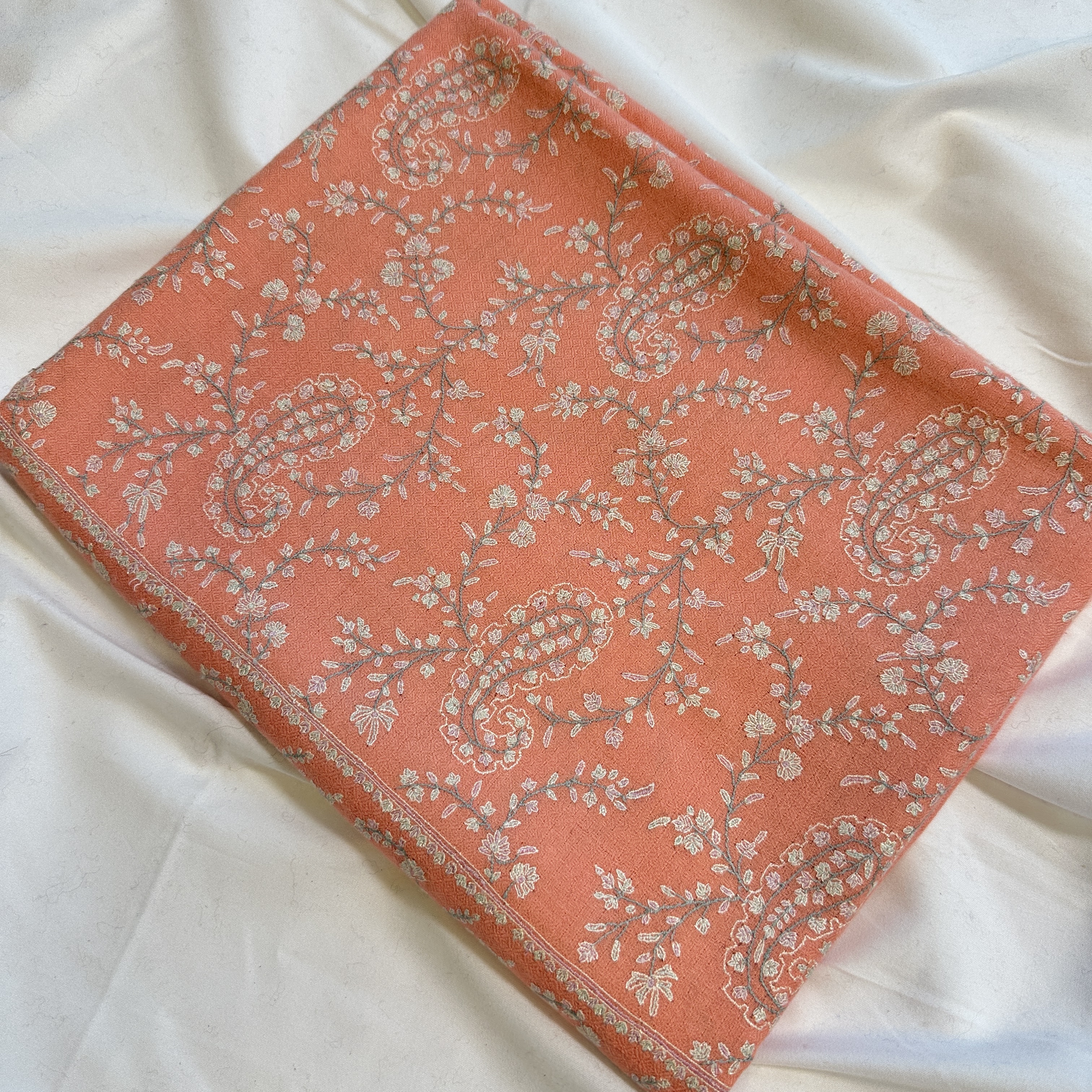 粉色底白色绣线藤蔓刺绣佩斯丽腰果克斯米尔手工羊绒披肩围巾