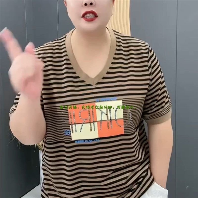 中年妈妈装2025夏季新款韩版时尚v领重工镶钻洋气遮肉显Z瘦半袖T