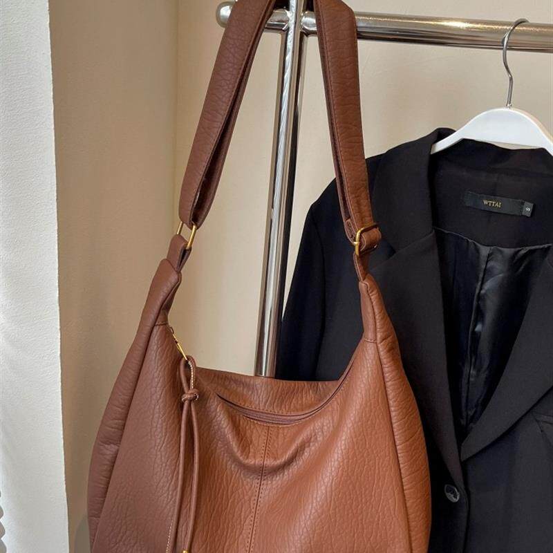 新品休闲包包女式2024新款高级质感美拉德单肩包大容量通勤斜挎托