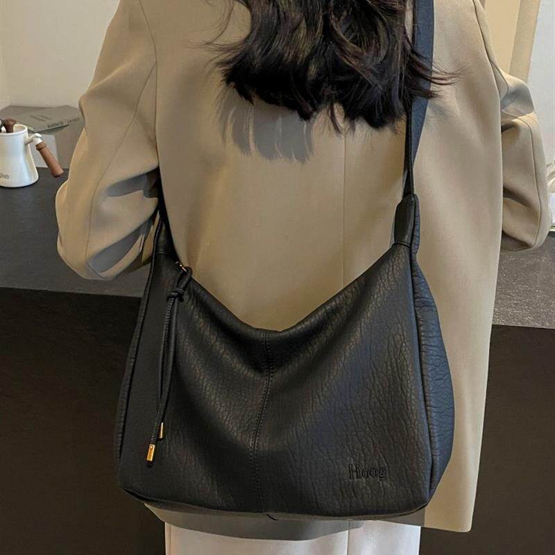 新品休闲包包女式2024新款高级质感美拉德单肩包大容量通勤斜挎托