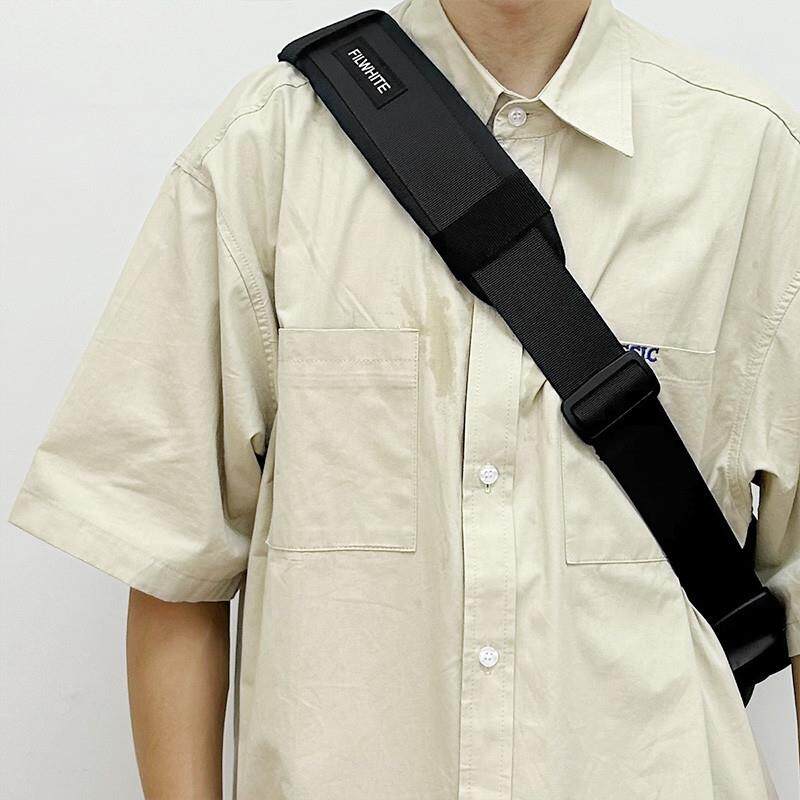 新品男士斜挎包三角弓箭包大容量工装单肩包运动斜背包个性户外骑