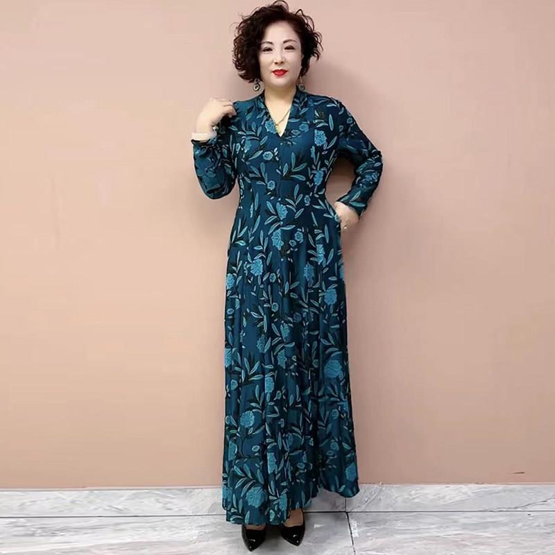 新品妈妈洋气V领连衣裙女2026春秋新款50岁中老年提花打底裙大摆