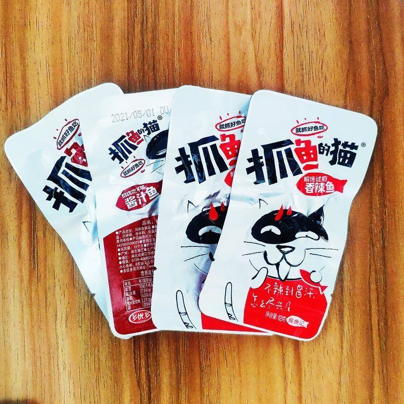 抓鱼的猫小鱼仔零食即食鱼干整盒小猫抓鱼糖醋味香辣营养海味小吃