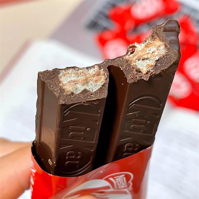 促销新货Nestle巧克力雀巢奇巧kitkat涂层夹心威化饼抹茶黑巧克力