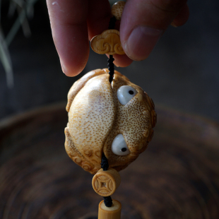 张钰北大眼鹿角镶嵌小金蟾竹根雕刻手把玩件天然招财文玩茶宠摆件