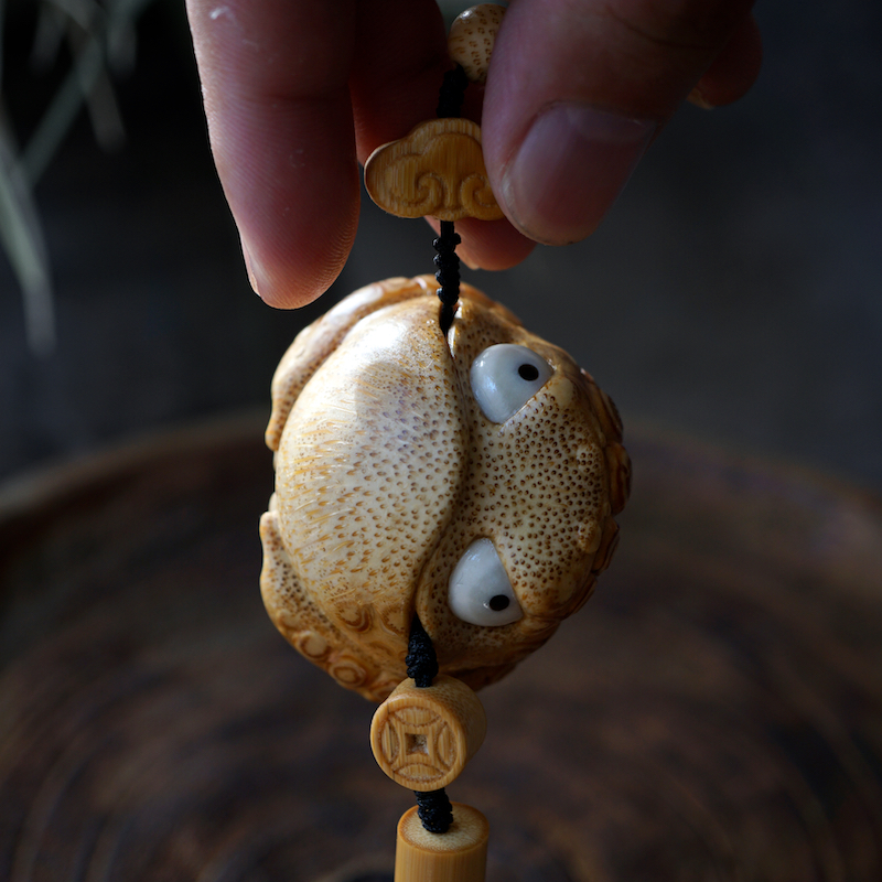 张钰北大眼鹿角镶嵌小金蟾竹根雕刻手把玩件天然招财文玩茶宠摆件