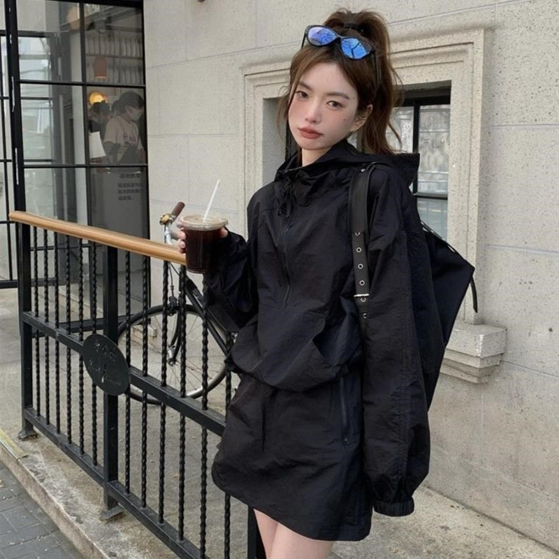 胖MM130斤大码工装机能套装女连帽防晒冲锋衣R黑色短裙宽松两件套