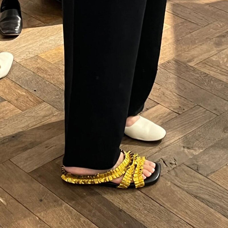 金色褶皱花边拖鞋女夏季外穿露趾凉拖2025新款设计V小众平底沙滩