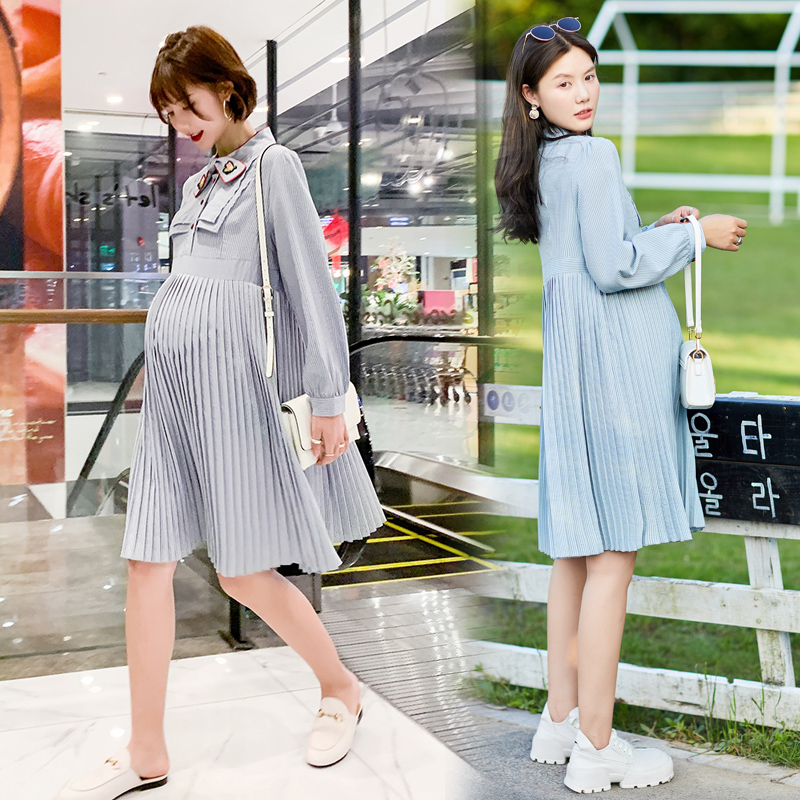 洋气孕妇装裙子2021春秋新款时尚怀孕期上衣显瘦民族风百褶连衣裙