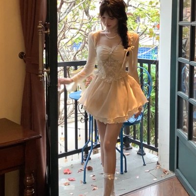 胖mm甜辣妹蕾丝拼接收腰吊带蓬蓬连衣裙女法式短款杏色开衫两件套