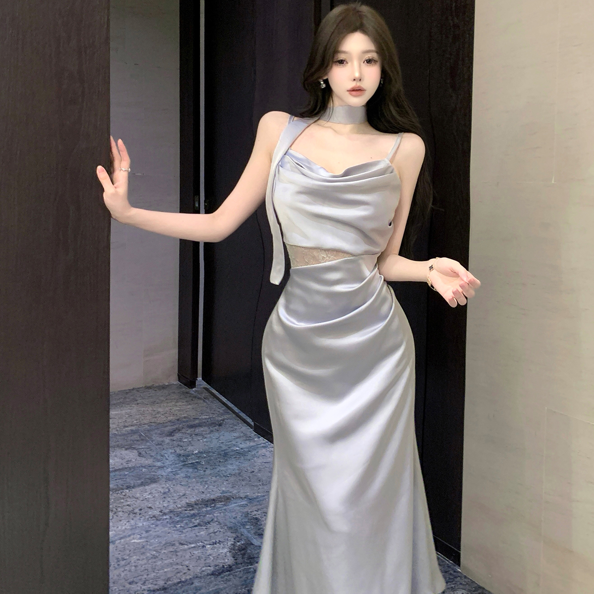 法式高级感蓝色醋酸缎面吊带连衣裙性感飘带腰部蕾丝镂空包臀长裙