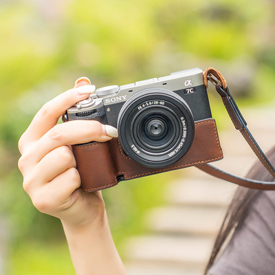 摄侣适用索尼a7c2保护套zve10二代微单相机包a7m4A7CR皮套a6700zv1m2底座A7R5a7s3A1真皮壳牛皮肩带装饰配件