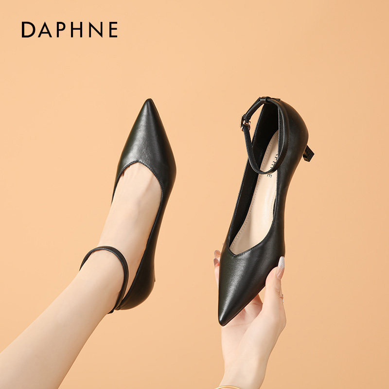 Daphne/达芙妮一字扣带高跟鞋女细跟黑色职业工作鞋浅口尖头单鞋