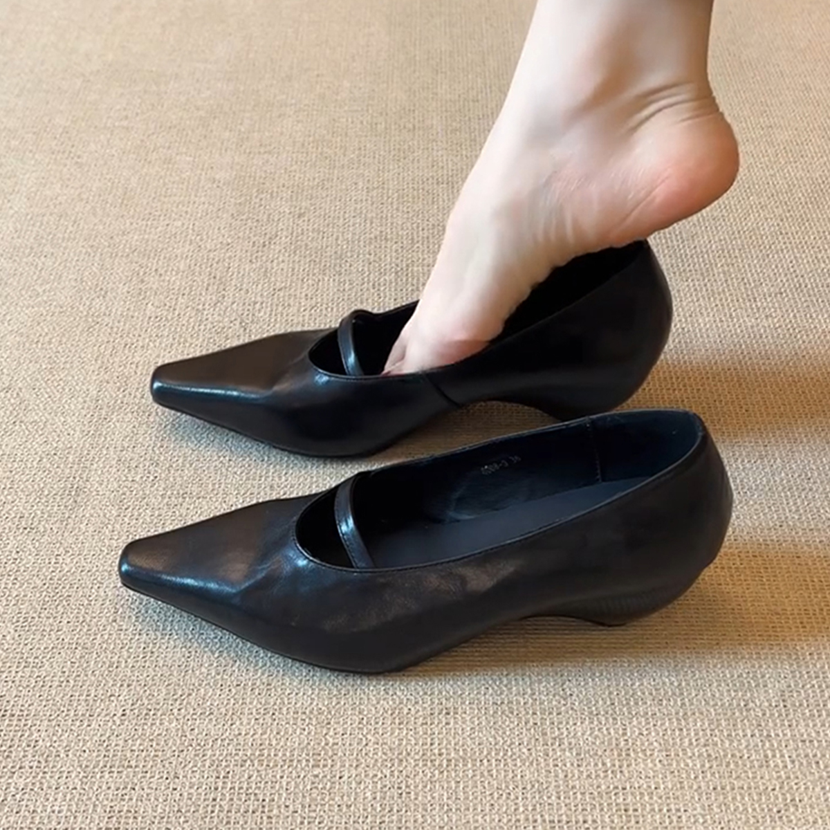 复古女巫鞋女小众尖头一字带单鞋