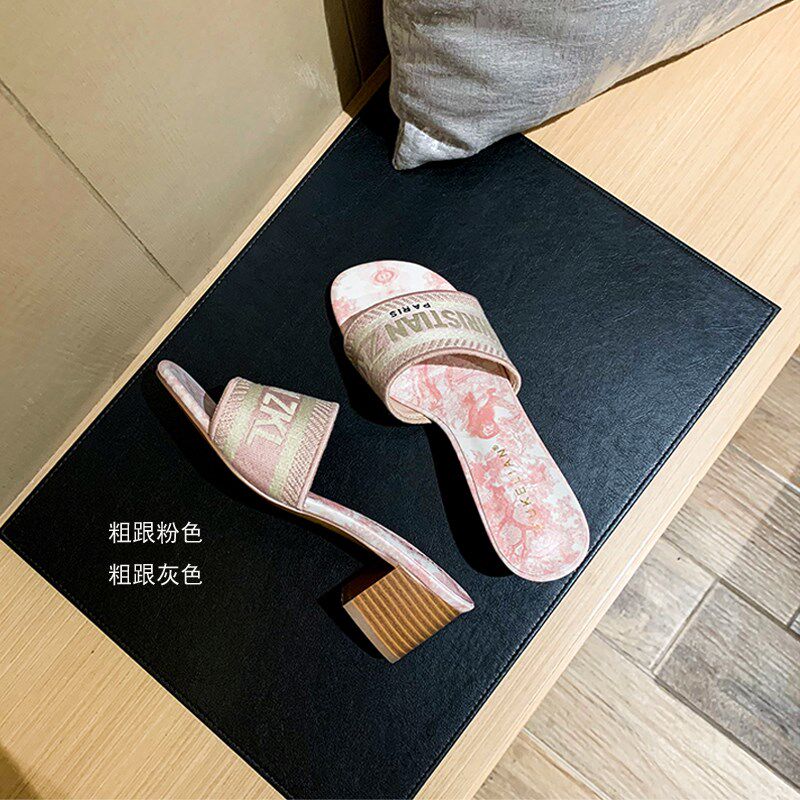 2025字母刺绣拖鞋女夏t季外穿高跟鞋粗跟一字带平底老花沙滩凉拖