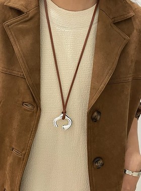 24年春夏新款棕色皮绳项链抽象人体银色吊坠毛衣链小众轻奢锁骨链