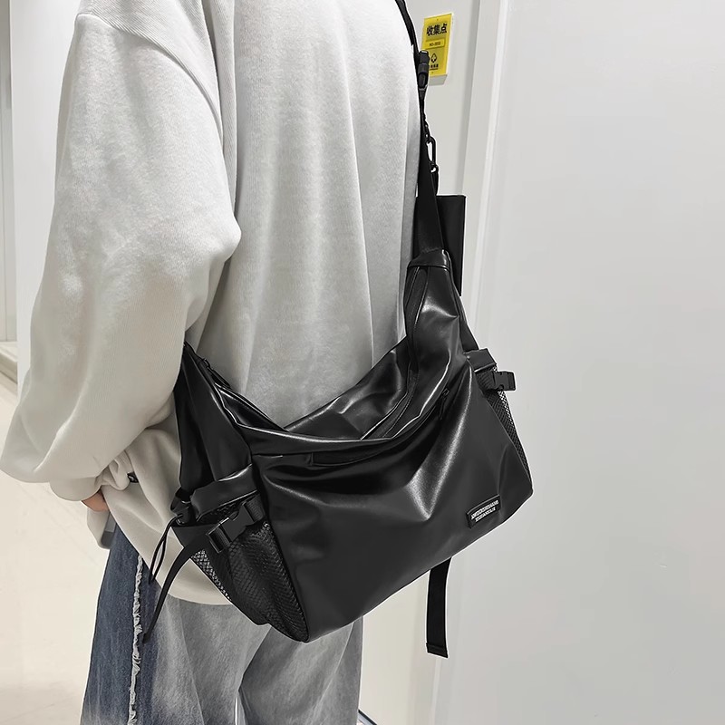 日系潮牌斜挎包男男士包包女