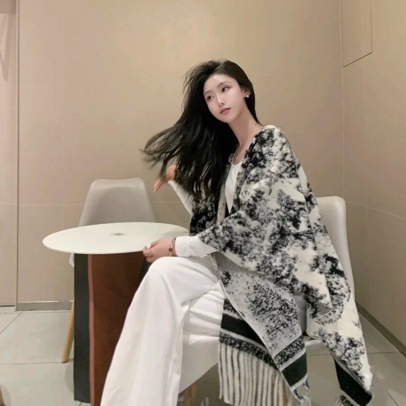 2024新款水墨画披肩秋冬季百搭A韩版氛围感空调围巾女旅游保暖斗