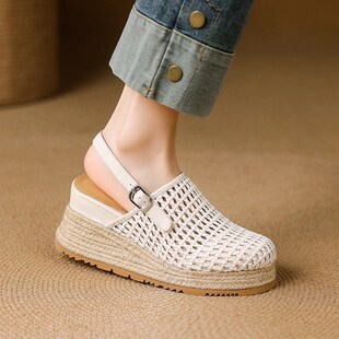 8CM时尚草编厚底凉鞋p女2025年小众百搭坡跟一脚蹬包头镂空皮拖鞋