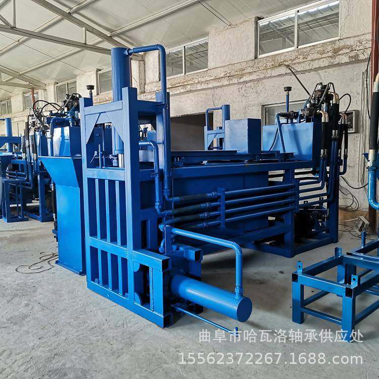 牛羊饲料打包装袋机三缸玉米芯打包压块机卧式草粉打包套袋机
