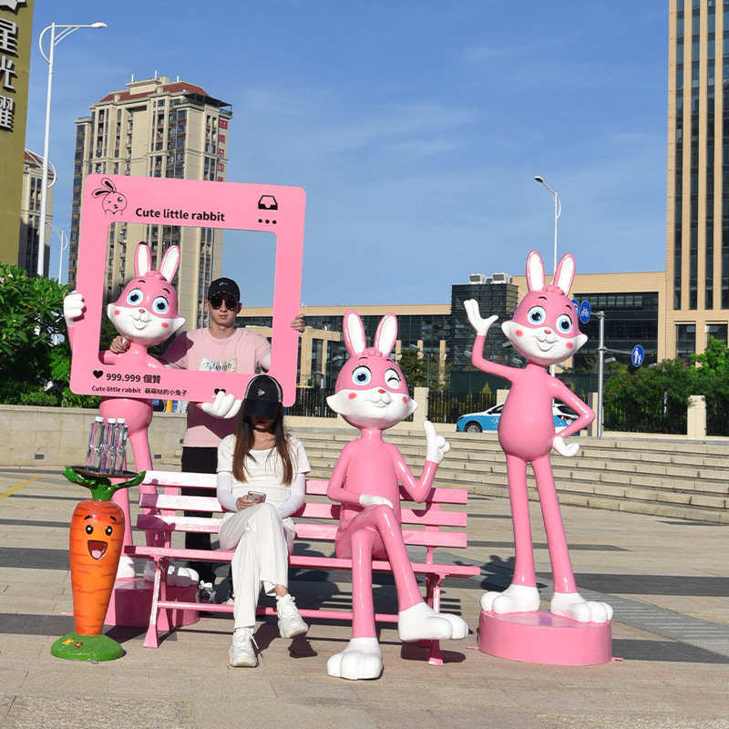 新年卡通兔子雕塑户外大型玻璃钢商广场美陈网红装饰品落地大摆件