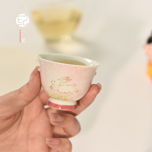 纯手绘可爱兔子陶瓷小茶杯功夫茶具茶盏女闻香杯家用泡茶杯主人杯