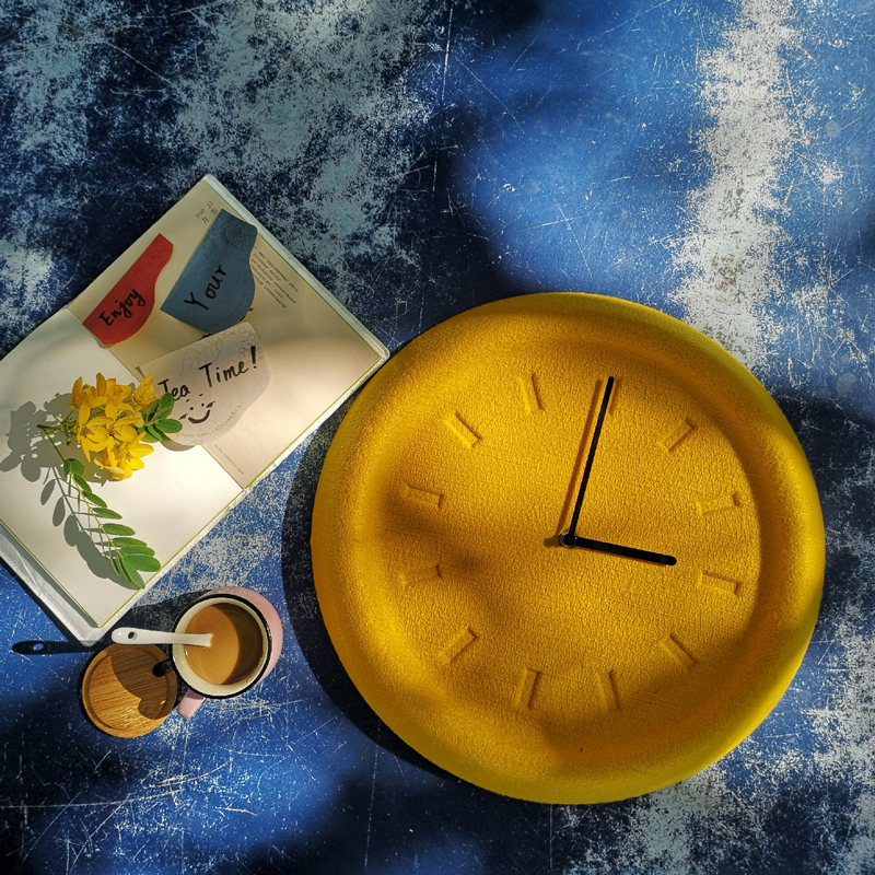 is北欧毛毡挂钟创意简易轻薄艺术钟客厅书房墙钟圆.形彩色钟表