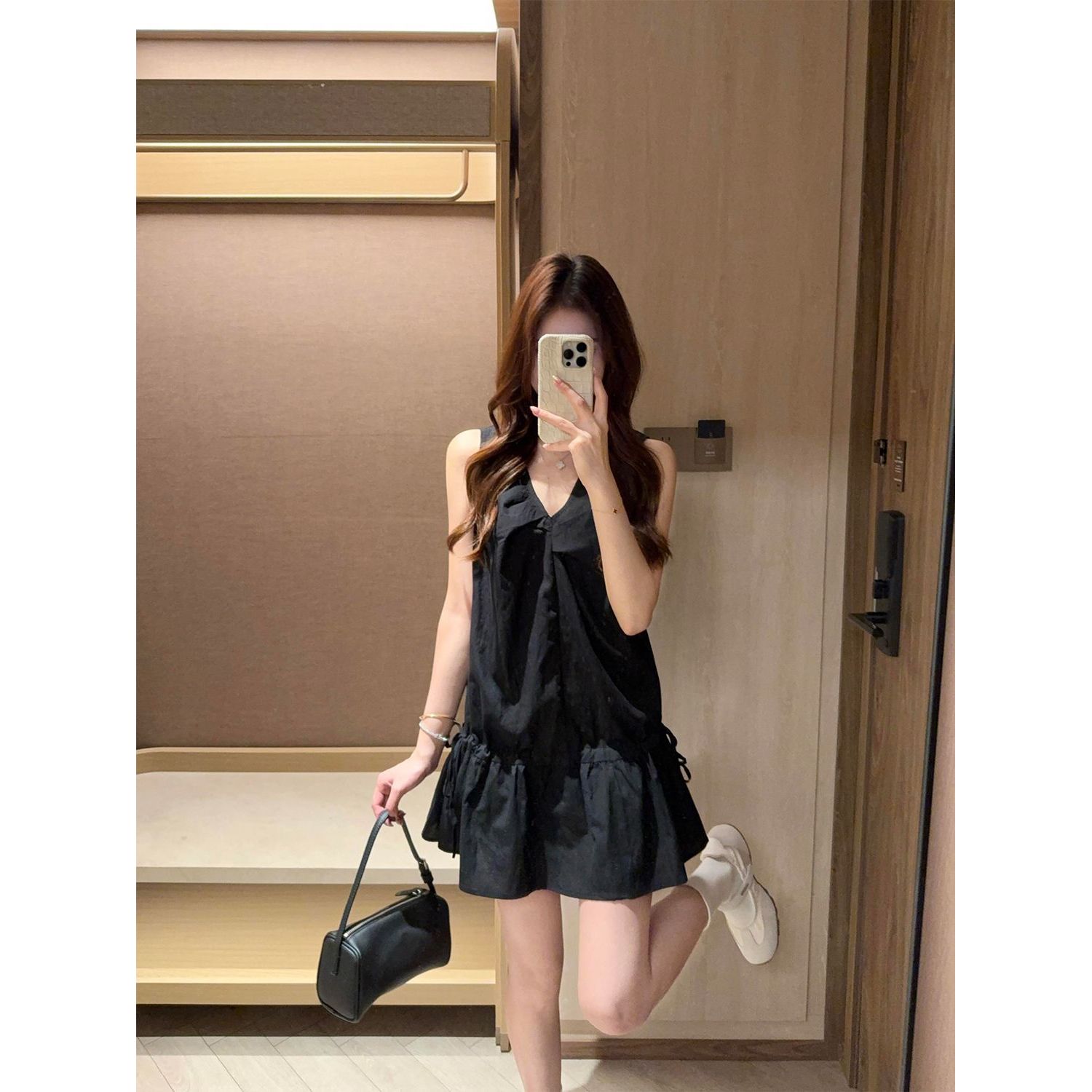 暗夜蝴蝶 韩系简约小众v领捏褶抽绳黑色连衣裙女夏季新款a字短裙