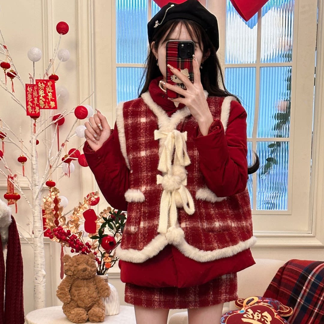 新年战袍甜美拼接红格纹马甲半裙两件套女春季新款小个子毛呢套装
