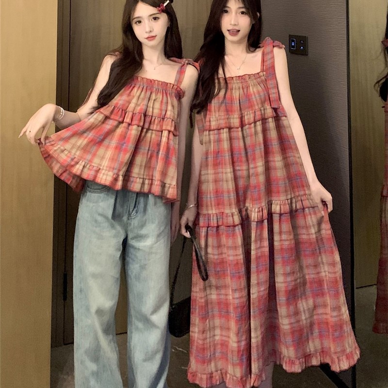 闺蜜装红色格纹吊带连衣裙子女夏季新款显瘦浪漫复古穿搭法式长裙