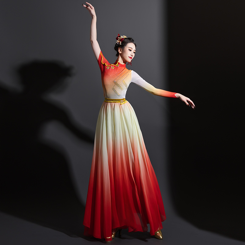 现代舞蹈服女飘逸歌颂我的