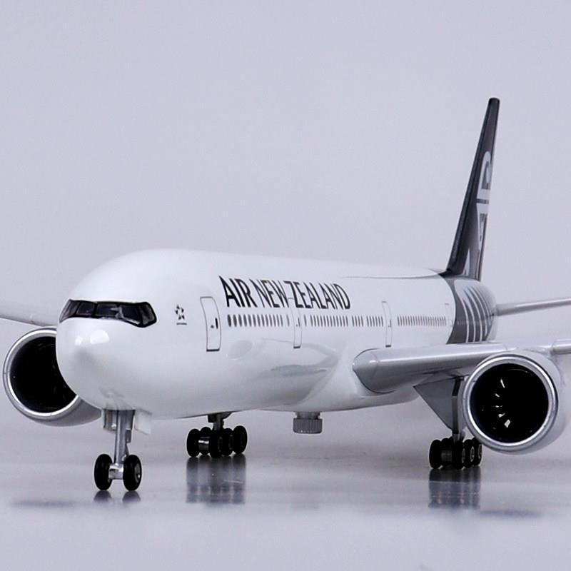 民航客机飞机模型带轮子可滑行拼装仿真新西兰777-300er航模47cm