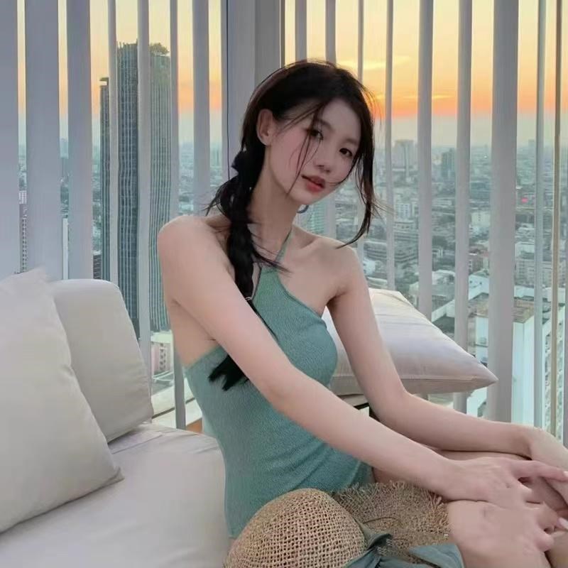 泳衣女新款绿色三角连体挂脖甜美保守显瘦遮肚小胸度假温泉泳装