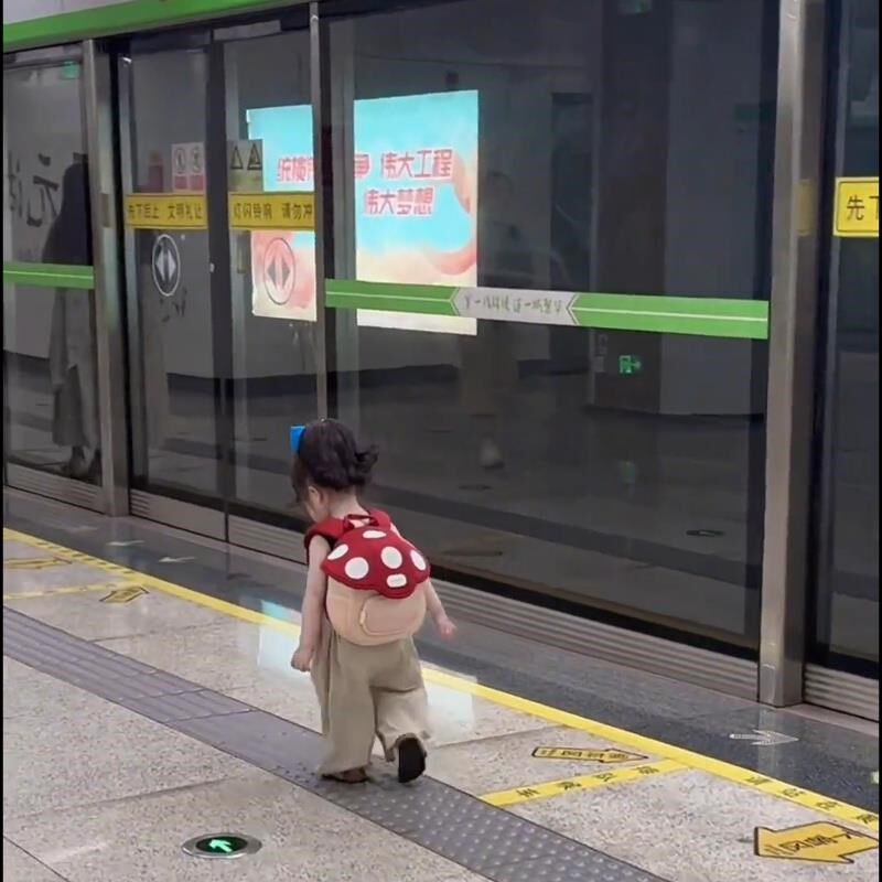 幼儿园儿童书包男女孩入学宝宝小背包轻便设计迷你可爱蘑菇网红款